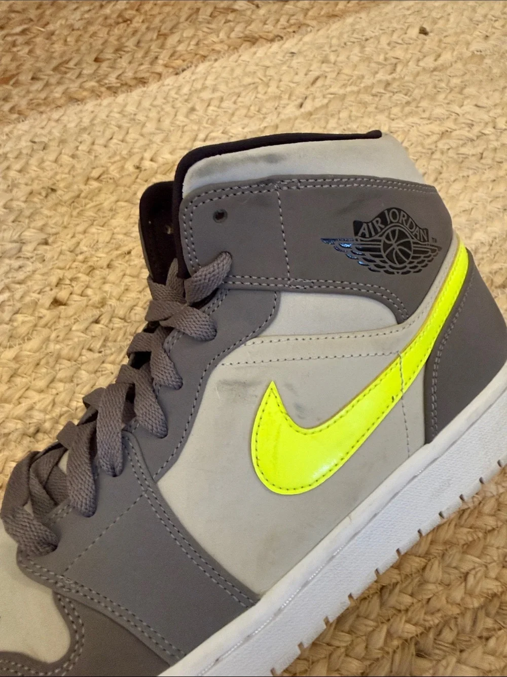 EUC: Jordan - Air Jordan 1 Mid 'Gunsmoke Volt', sz. 9.5M